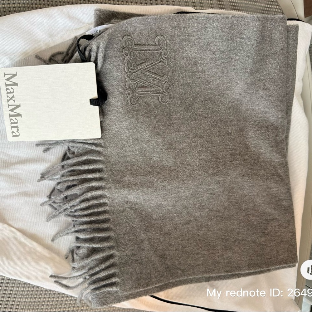 New With Tag MaxMara Elegant Gray Fringed Scarf